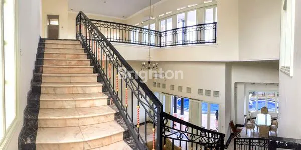 image RUMAH MEWAH MODEL MEDITERANIA LUAS ADA KOLAM RENANG 2 LANTAI SEMI FURNISHED DI PUNCAK DIENG KOTA MALANG (12)