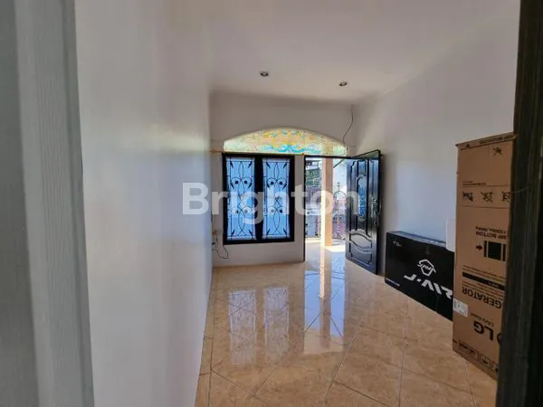 image DIJUAL RUMAH SEMIFURNISH TENGAH KOTA BERNUANSA MINIMALIS LOKASI DALAM PERUMAHAN REGENCY AMAN NYAMAN HARGA NEGO (2)