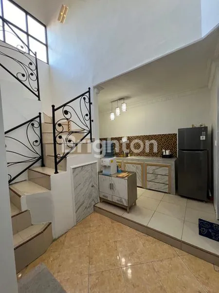 image DIJUAL RUMAH SEMIFURNISH TENGAH KOTA BERNUANSA MINIMALIS LOKASI DALAM PERUMAHAN REGENCY AMAN NYAMAN HARGA NEGO (4)
