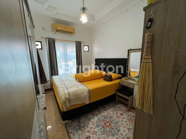 image DIJUAL RUMAH SEMIFURNISH TENGAH KOTA BERNUANSA MINIMALIS LOKASI DALAM PERUMAHAN REGENCY AMAN NYAMAN HARGA NEGO (5)