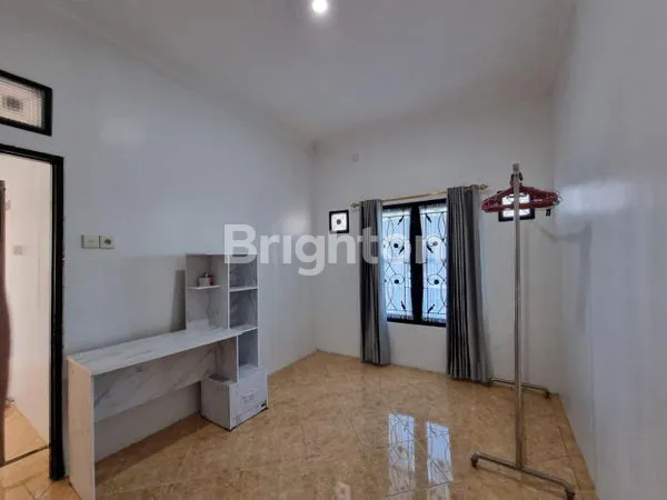 image DIJUAL RUMAH SEMIFURNISH TENGAH KOTA BERNUANSA MINIMALIS LOKASI DALAM PERUMAHAN REGENCY AMAN NYAMAN HARGA NEGO (6)