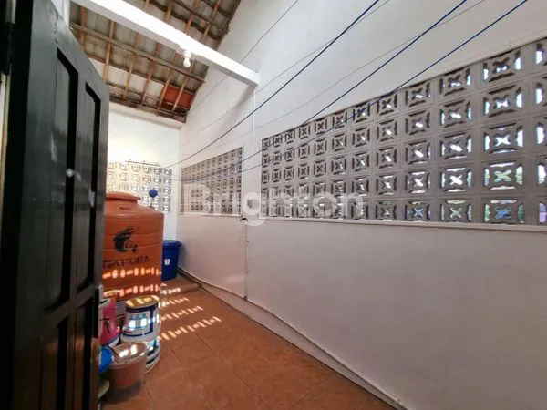 image DIJUAL RUMAH SEMIFURNISH TENGAH KOTA BERNUANSA MINIMALIS LOKASI DALAM PERUMAHAN REGENCY AMAN NYAMAN HARGA NEGO (8)