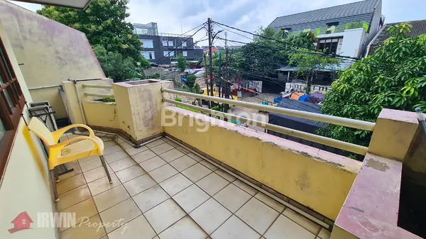 image RUMAH CLASSIC 2 LANTAI HITUNG TANAH DI DURI KEPA, KEBON JERUK (7)