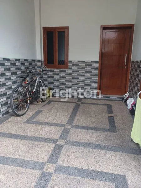 image RUMAH 2 LANTAI TENGAH KOTA LOKASI PADAT PENGHUNI (2)