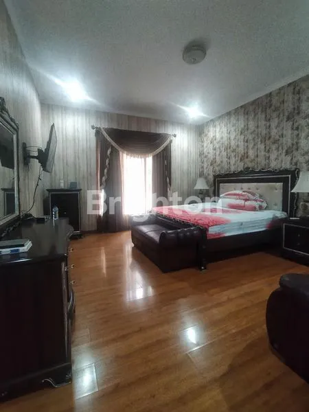 image RUMAH TINGKAT MEWAH DAN BAGUS SEKTOR 9 BINTARO JAYA TANGERANG SELATAN. (2)