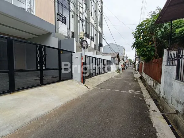 image RUMAH BARU 3 LANTAI DI DURI KEPA – LOKASI STRATEGIS & BEBAS BANJIR!  (2)