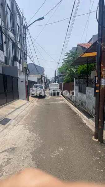 image RUMAH BARU 3 LANTAI DI DURI KEPA – LOKASI STRATEGIS & BEBAS BANJIR!  (3)