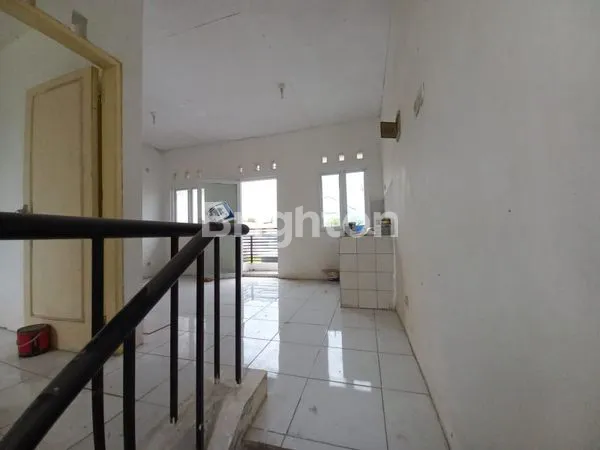 image RUKO COCOK UNTUK DI GUNAKAN INVESTASI DENGAN LOKASI STRATEGIS DI CITRALAND SELANGKAH KE JLLB SURABAYA (3)