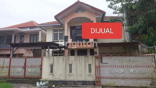 RUMAH BESAR DEPAN BELAKANG ADA HALAMAN DI PERUMAHAN INDAH GATSU