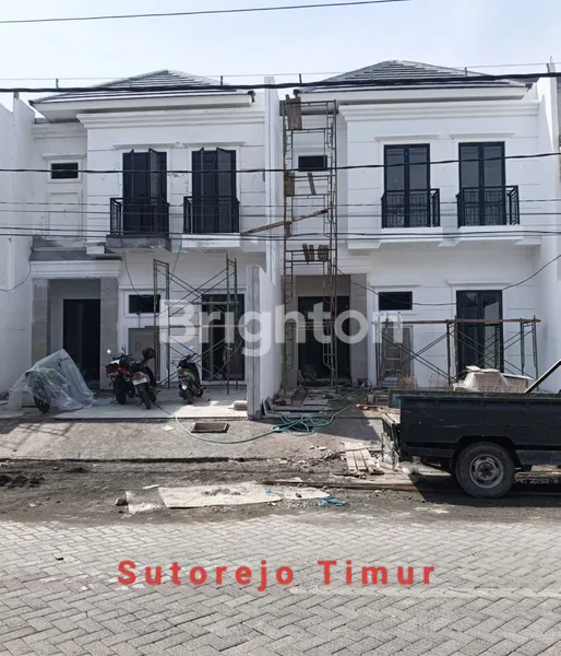 image RUMAH TINGGAL ON PROGRESS BARU GRESS MEWAH  AMERICAN STYLE SIAP HUNI 2 LT MODERN MINIMALIS DI SUTOREJO TIMUR SURABAYA TIMUR DEKAT MERR, GALAXY MALL, UNAIR, ITS (1)