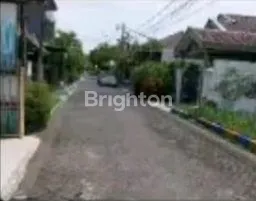 image SUDAH TURUN HARGA 300JUTA JUAL CEPAT MURAH CUMA 7,8 JUTA PER METER RUMAH HITUNG TANAH RUMAH LAMA DAERAH RUNGKUT SANGAT STRATEGIS COCOK UNTUK INVESTASI (4)