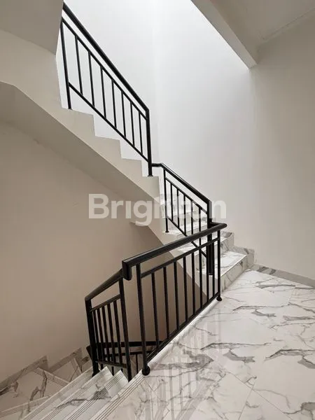 image RUMAH BARU 3 LANTAI SEMI FURNISHED TOWNHOUSE PRIVATE CLUSTER DI KEDOYA JAKARTA BARAT (4)