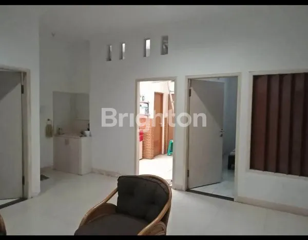 image RUMAH 2.5 LANTAI SIAP HUNI BANYAK KAMAR DI JALAN KRISANT BSD  (6)