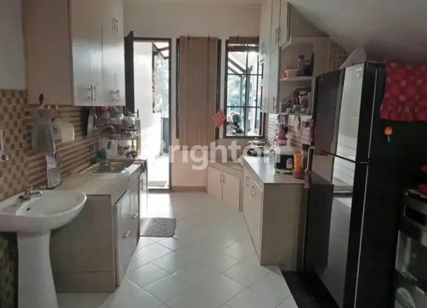 image RUMAH 2.5 LANTAI SIAP HUNI BANYAK KAMAR DI JALAN KRISANT BSD  (7)