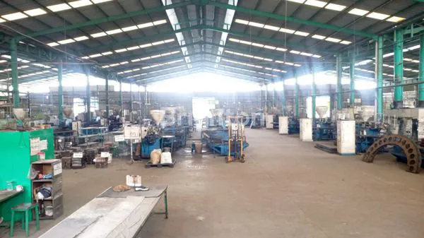 PABRIK LUAS DENGAN BANGUNAN 6 GEDUNG DI M.TOHA MAUK TANGERANG BANTEN