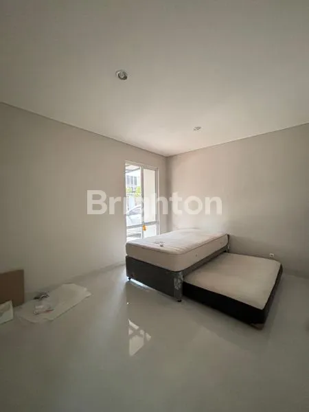 image RUMAH PARAMOUNT PETAL SUDAH RENOVASI 8X15 ADA MEZAINE (4)