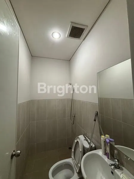 image RUMAH PARAMOUNT PETAL SUDAH RENOVASI 8X15 ADA MEZAINE (7)