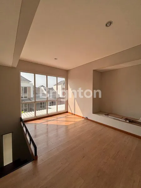 image RUMAH PARAMOUNT PETAL SUDAH RENOVASI 8X15 ADA MEZAINE (3)