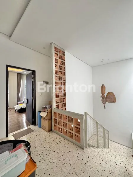 image RUMAH 3,5 LANTAI STYLE INDUSTRIAL DENGAN RUANG SERBAGUNA DAN MEZZANINE DI SUNRISE GARDEN (7)