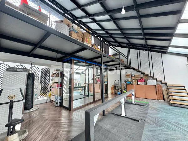 image RUMAH 3,5 LANTAI STYLE INDUSTRIAL DENGAN RUANG SERBAGUNA DAN MEZZANINE DI SUNRISE GARDEN (8)