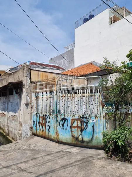 RUMAH TUA TALIB JAKBAR HITUNG TANAH