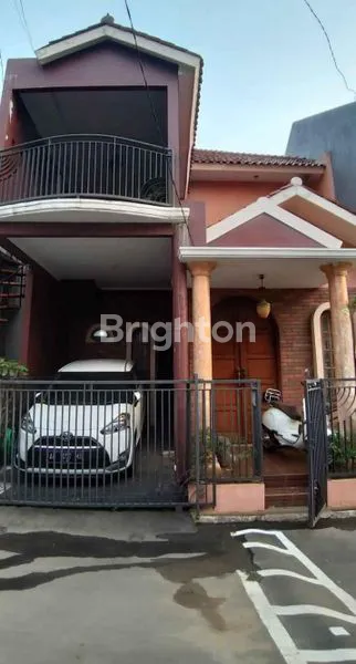 RUMAH 2 LANTAI DALAM KOMPLEK PERUMAHAN YANG BERSIH DAN LOKASI STRATEGIS, SECURITY 24JAM. 10 MENIT KE AEON TJ BARAT, 5 MENIT KE STASIUN, BEBAS BANJIR DI JALAN KELAPA TIGA, JAKARTA SELATAN