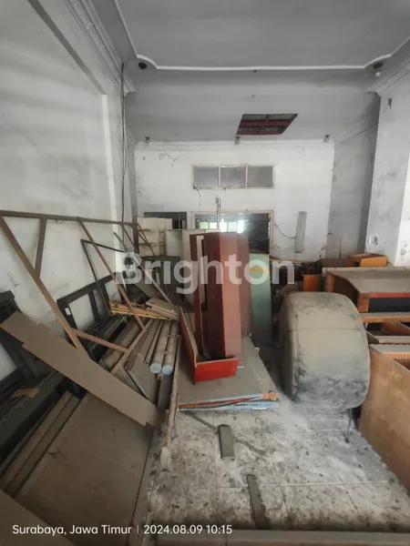 image DISEWAKAN RUMAH LAMA DI JL BILITON, LOKASI STRATEGIS DI PUSAT KOTA SURABAYA, BUTUH RENOVASI, COCOK UNTUK KANTOR ATAU USAHA (3)