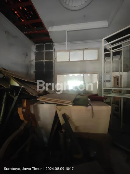 image DISEWAKAN RUMAH LAMA DI JL BILITON, LOKASI STRATEGIS DI PUSAT KOTA SURABAYA, BUTUH RENOVASI, COCOK UNTUK KANTOR ATAU USAHA (5)