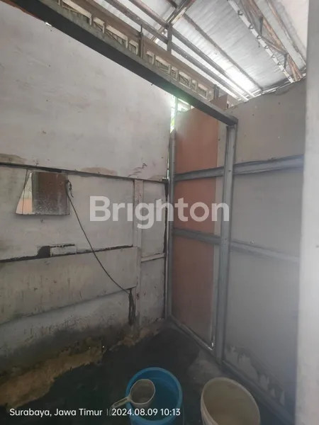 image DISEWAKAN RUMAH LAMA DI JL BILITON, LOKASI STRATEGIS DI PUSAT KOTA SURABAYA, BUTUH RENOVASI, COCOK UNTUK KANTOR ATAU USAHA (8)