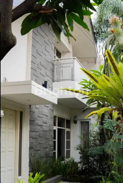 image RUMAH MEWAH 2 LANTAI FULL FURNISH DI KOMPLEK ELITE KURDI BANDUNG (2)