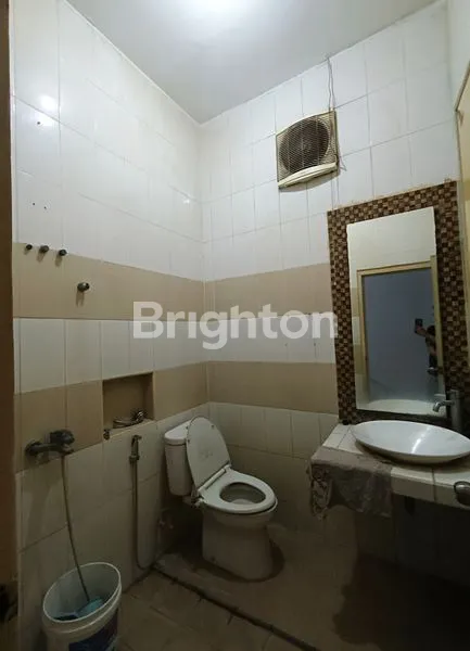 image JUAL SEWA RUKO 3 LANTAI KOSONGAN SIAP PAKAI AREA BRATANG GEDE STRATEGIS UNTUK BISNIS MAKANAN BERADA DI JALAN RAMAI PENDUDUK  (4)