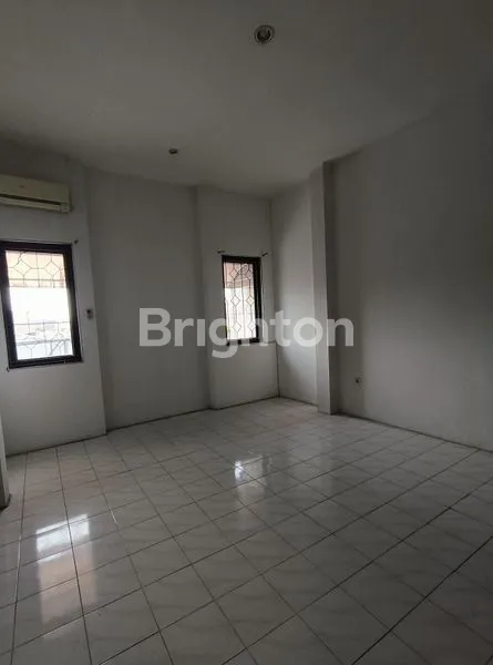 image JUAL SEWA RUKO 3 LANTAI KOSONGAN SIAP PAKAI AREA BRATANG GEDE STRATEGIS UNTUK BISNIS MAKANAN BERADA DI JALAN RAMAI PENDUDUK  (2)