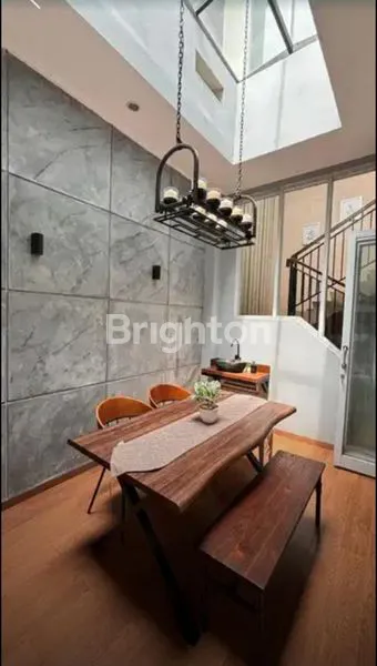 image RUMAH MEWAH 2 LANTAI DI BSD PATAGONIA VILLAGE, SEMI FURNISH, KOLAM IKAN KOI (4)