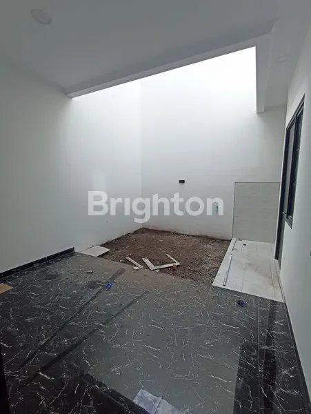 image RUMAH RAYA SUTOREJO, BARU, 2 LANTAI, ROW JALAN 5 MOBIL (8)