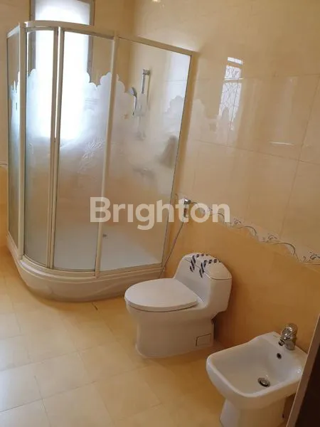 image RUMAH MEWAH DI RAYA GOLF UTAMA ARAYA MALANG (11)