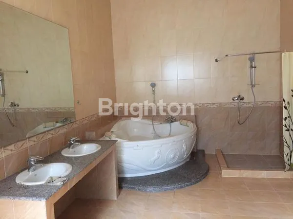 image RUMAH MEWAH DI RAYA GOLF UTAMA ARAYA MALANG (9)