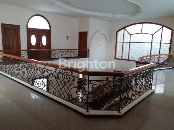 image RUMAH MEWAH DI RAYA GOLF UTAMA ARAYA MALANG (7)