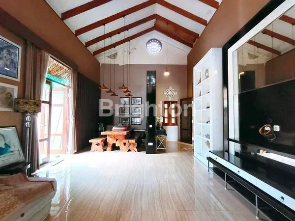 image DIJUAL VILLA EKSKLUSIF DENGAN KOLAM RENANG PRIBADI DEKAT HYATT REGENCY PALAGAN – LOKASI STRATEGIS DI SLEMAN (1)