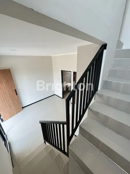 image RUMAH 2 LANTAI SIAP HUNI SURABAYA TIMUR DEKAT UPN (4)