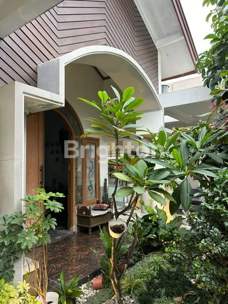 image RUMAH ELEGAN MODERN KLASIK DI SENGKALING MALANG (1)
