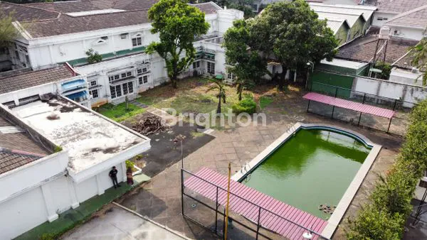 image JUAL TANAH LUAS BONUS BANGUNAN PERMANEN,  KOLAM RENANG DAN LAPANGAN SEPAK BOLA DI DAERAH ELITE KEMANG TIMUR JAKARTA SELATAN. (2)