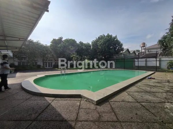 image JUAL TANAH LUAS BONUS BANGUNAN PERMANEN,  KOLAM RENANG DAN LAPANGAN SEPAK BOLA DI DAERAH ELITE KEMANG TIMUR JAKARTA SELATAN. (7)