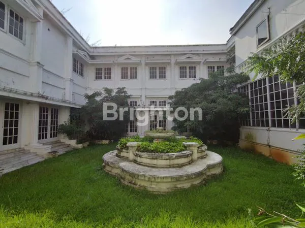 image JUAL TANAH LUAS BONUS BANGUNAN PERMANEN,  KOLAM RENANG DAN LAPANGAN SEPAK BOLA DI DAERAH ELITE KEMANG TIMUR JAKARTA SELATAN. (8)