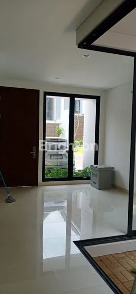 image HUNIAN MODERN TROPICAL SUMARECON BOGOR.  (4)