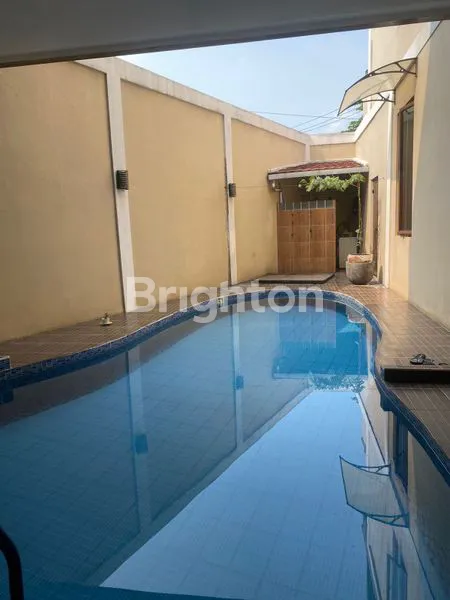 image RUMAH MEWAH DI LENGKAPI KOLAM RENANG DI GRIYA BIKIT JAYA (1)