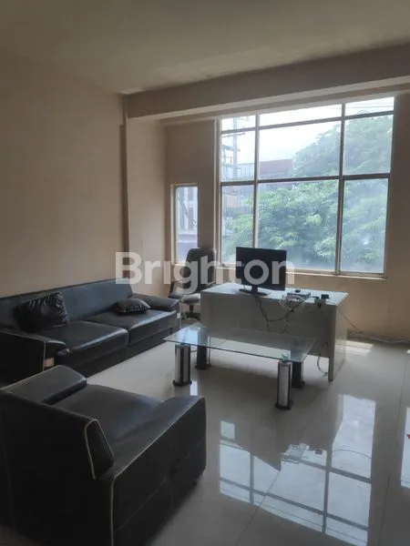 image RUKO 4.5 LANTAI PENGAMPON SQUARE HADAP JALAN RAYA (6)