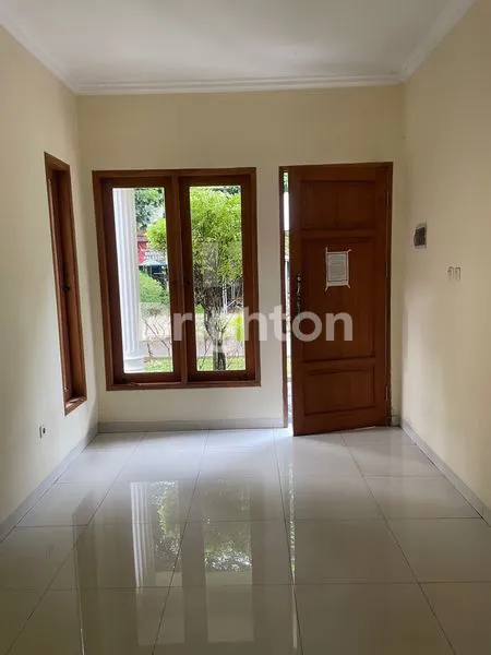 image RUMAH CANTIK 2 LANTAI, LUAS TANAH 152 M, KAMAR TIDUR 3+1, SHM DI JATIKARYA CIBUBUR, DEKAT MALL, RUMAH SAKIT, DAN 2 PINTU TOLL (3)