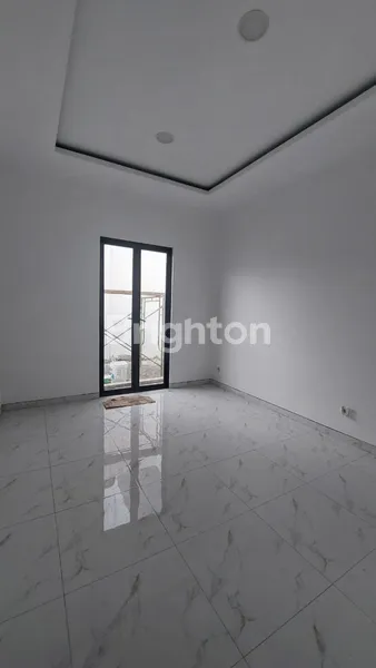 image RUMAH BARU GRESS 2 LANTAI MINIMALIS MODERN LEBAR 7 LOKASI MENARIK DI RUNGKUT MERR SURABAYA (4)