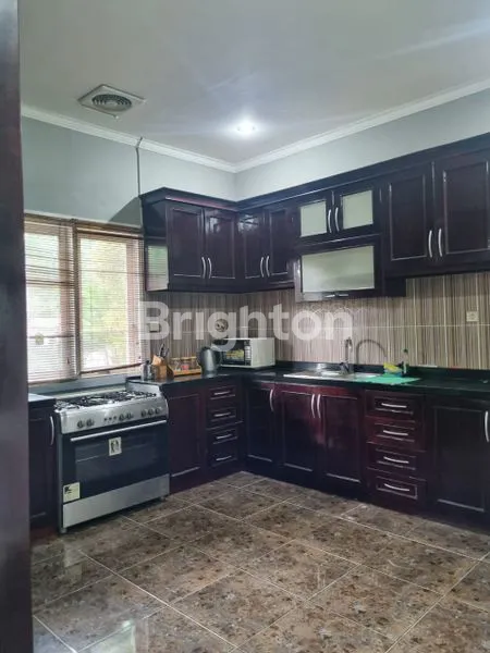 image DIJUAL RUMAH BESAR DAN MEWAH DENGAN KOLAM RENANG SEMIFURNISH LOKASI DALAM PERUMAHAN WIKA AMAN NYAMAN HARGA NEGO (4)