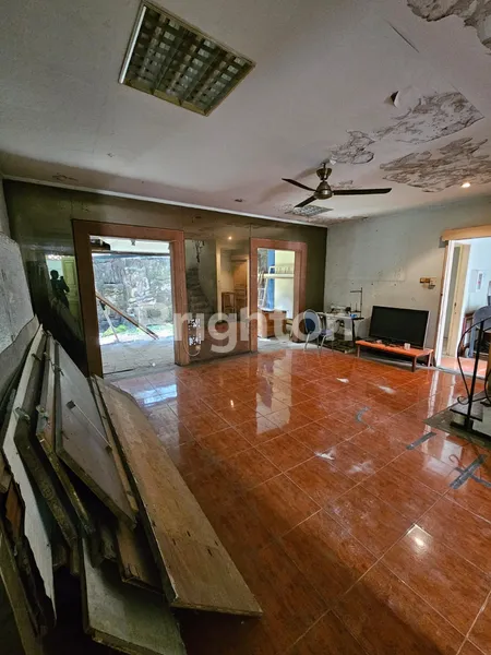 image RUMAH STRATEGIS DEKAT UNPAM DAN ALUN-ALUN PAMULANG (4)